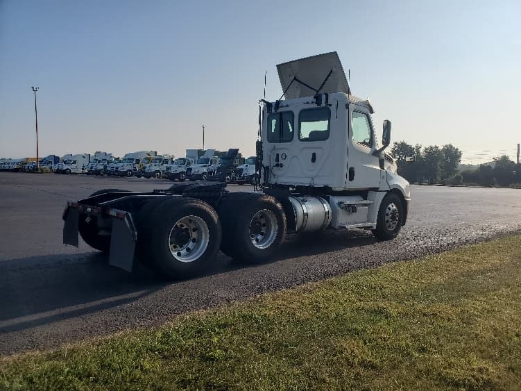 2020 Freightliner Cascadia — photo 7