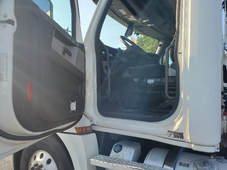 2020 Freightliner Cascadia — photo 9
