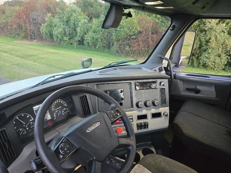 2020 Freightliner Cascadia — photo 10