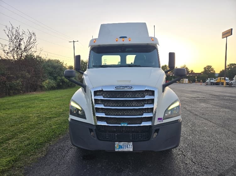 2020 Freightliner Cascadia — photo 2