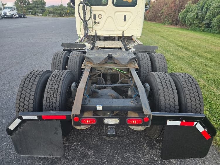 2020 Freightliner Cascadia — photo 6