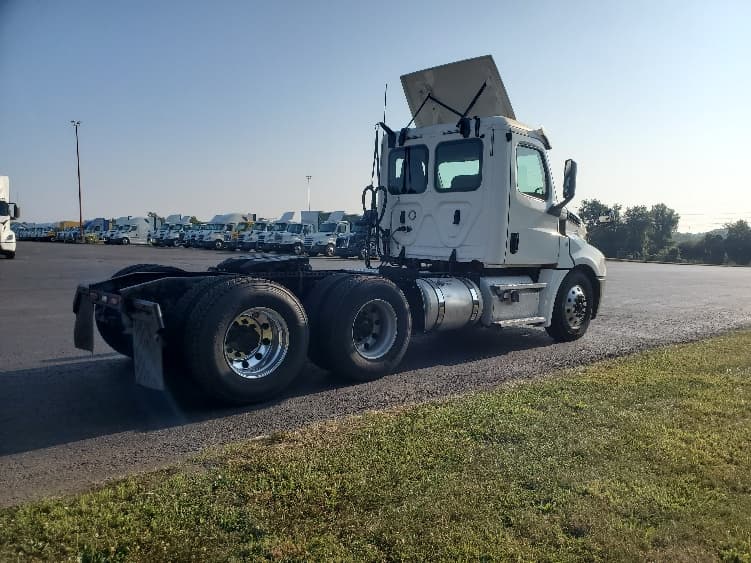 2020 Freightliner Cascadia — photo 7