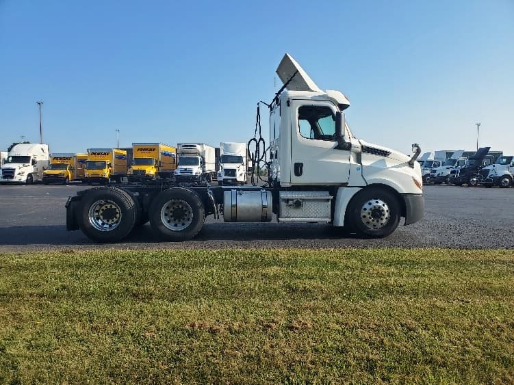 2020 Freightliner Cascadia — photo 8
