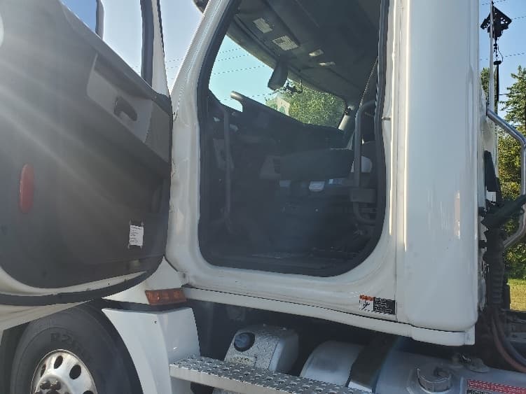 2020 Freightliner Cascadia — photo 9