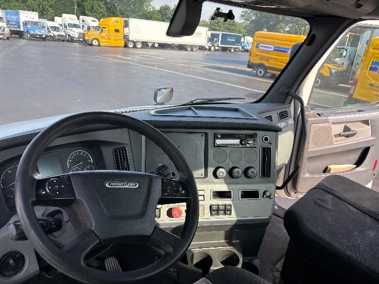 2020 Freightliner Cascadia — photo 10