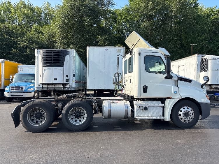 2020 Freightliner Cascadia — photo 8