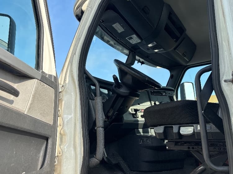 2020 Freightliner Cascadia — photo 9