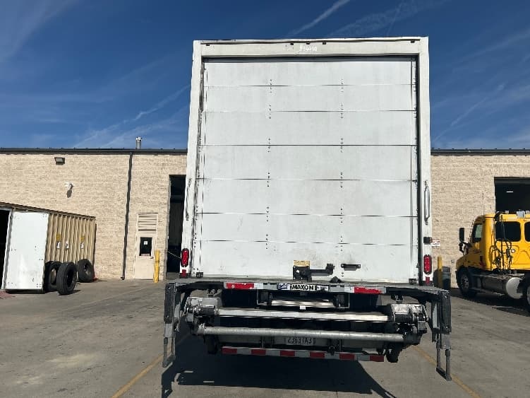 2020 Freightliner M2 106 — photo 7