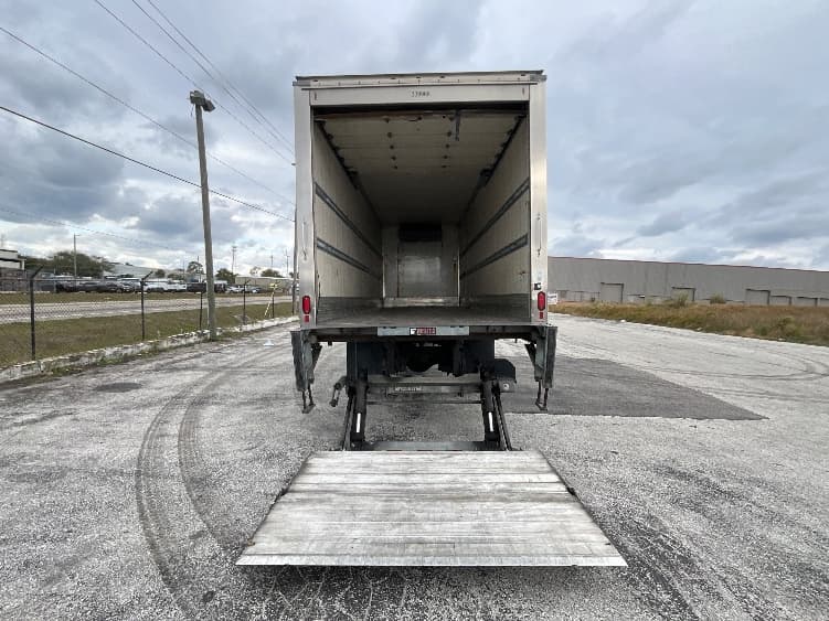 2020 Freightliner M2 106 — photo 9