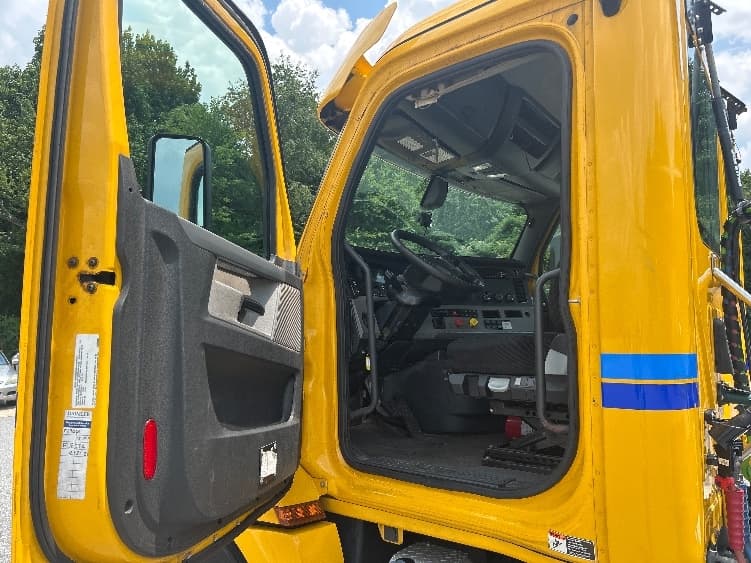 2020 Freightliner Cascadia — photo 9