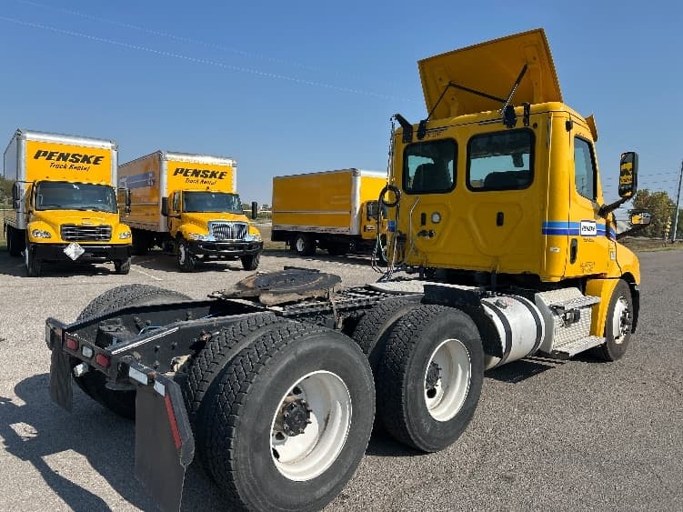 2020 Freightliner Cascadia — photo 7
