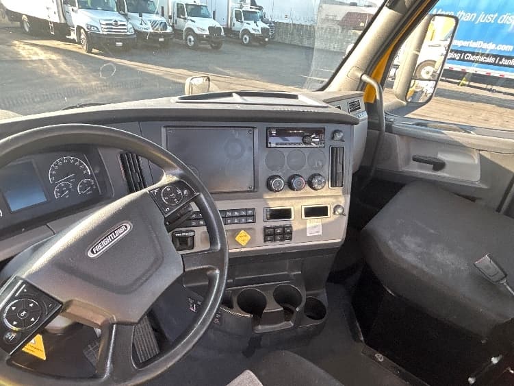 2020 Freightliner Cascadia — photo 10