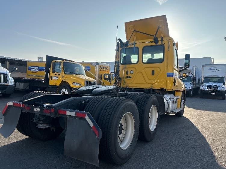 2020 Freightliner Cascadia — photo 7