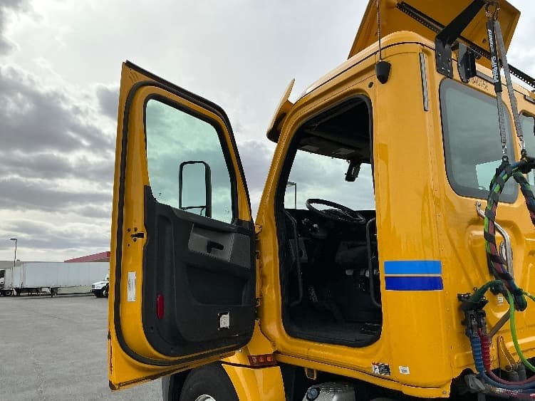 2020 Freightliner Cascadia — photo 9