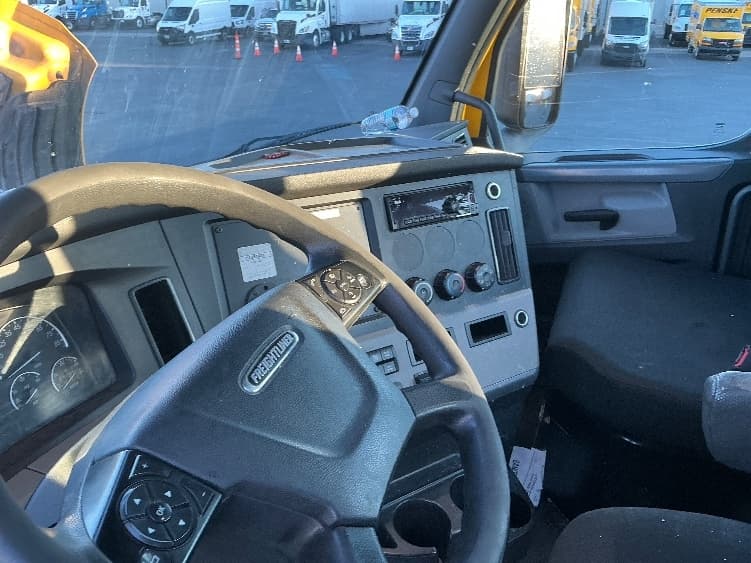 2020 Freightliner Cascadia — photo 10
