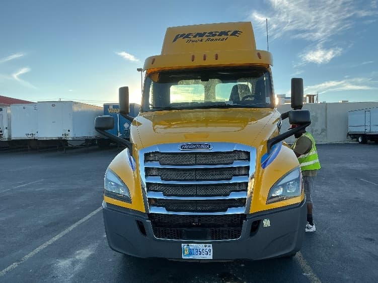2020 Freightliner Cascadia — photo 2