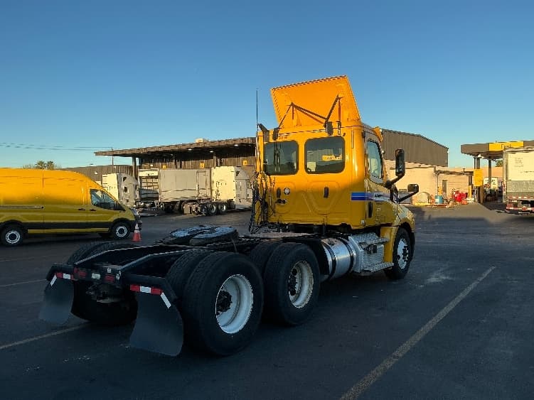 2020 Freightliner Cascadia — photo 7