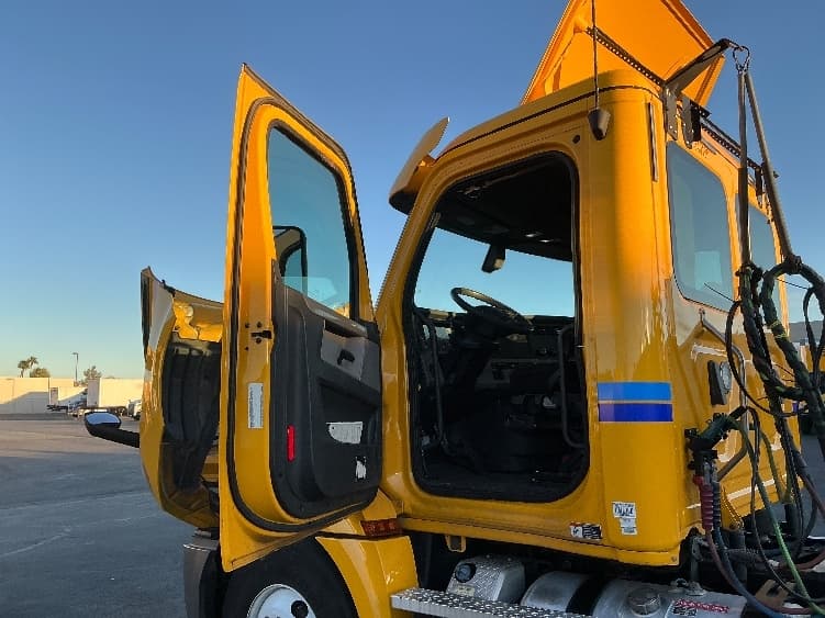 2020 Freightliner Cascadia — photo 9
