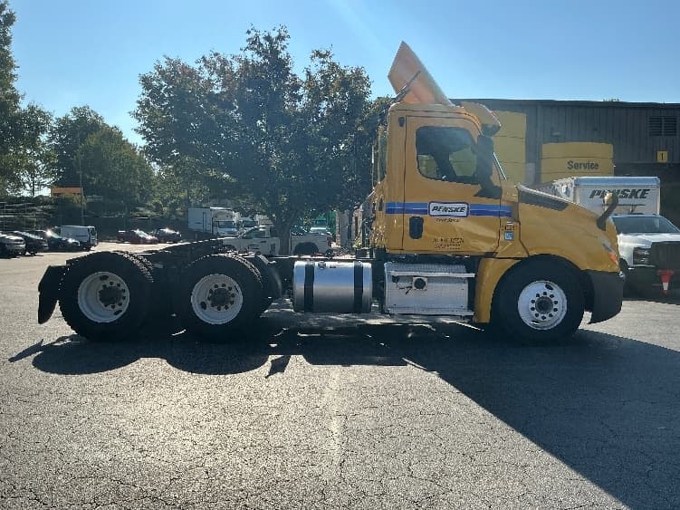 2020 Freightliner Cascadia — photo 8