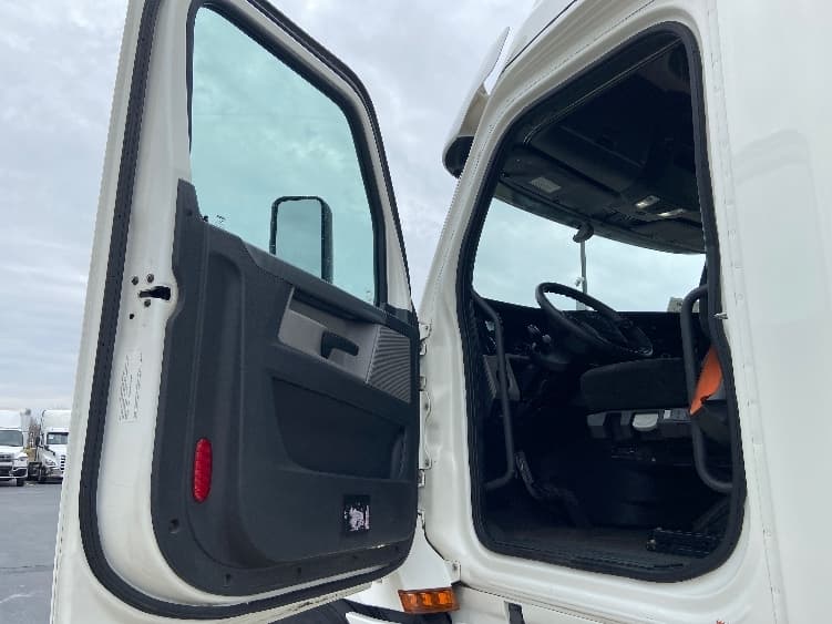 2020 Freightliner Cascadia — photo 9