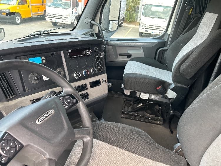 2020 Freightliner Cascadia — photo 10