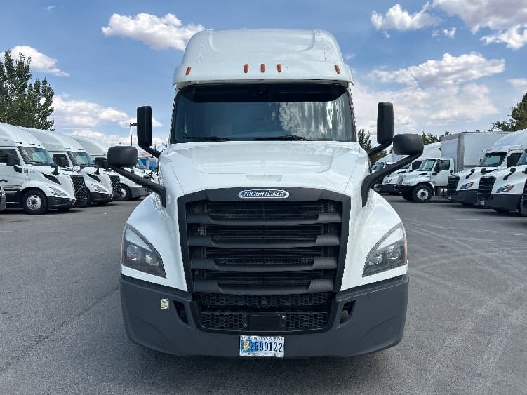 2020 Freightliner Cascadia — photo 2
