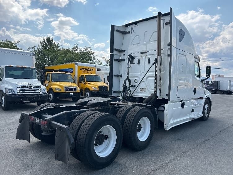 2020 Freightliner Cascadia — photo 7