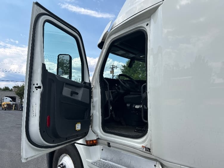 2020 Freightliner Cascadia — photo 9
