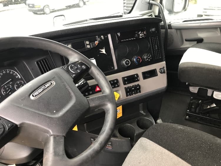 2020 Freightliner Cascadia — photo 10
