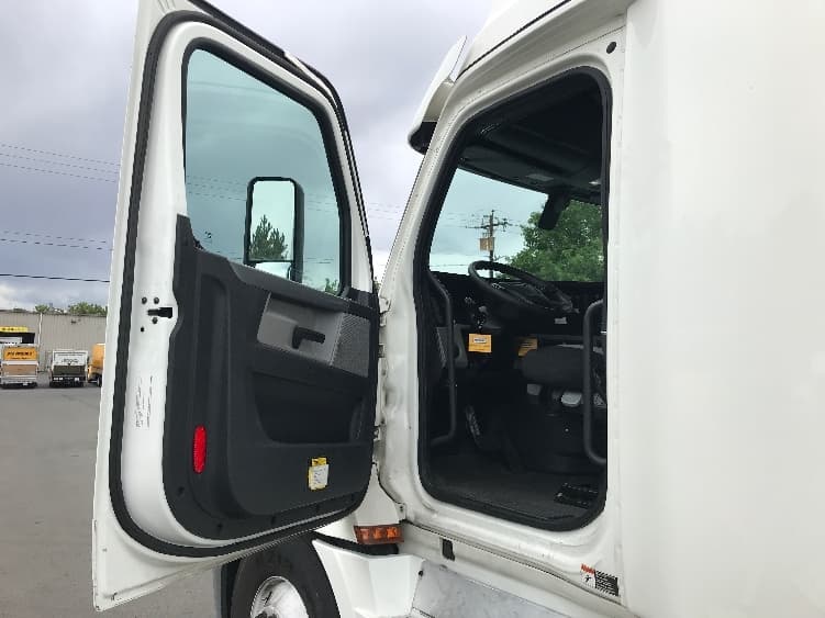 2020 Freightliner Cascadia — photo 9