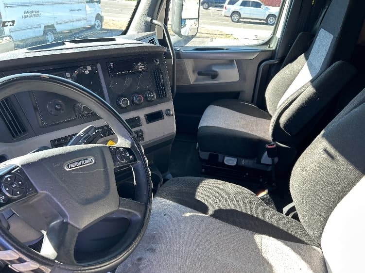 2020 Freightliner Cascadia — photo 10