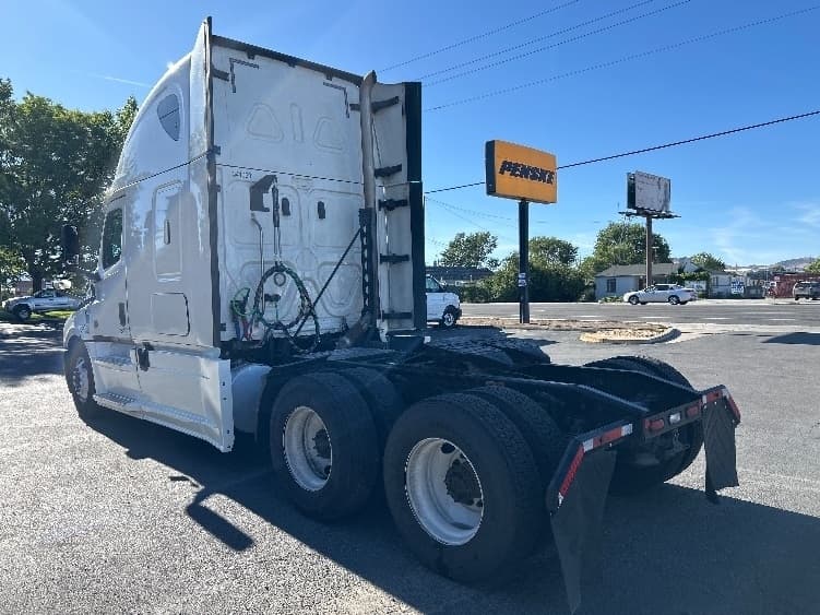 2020 Freightliner Cascadia — photo 5