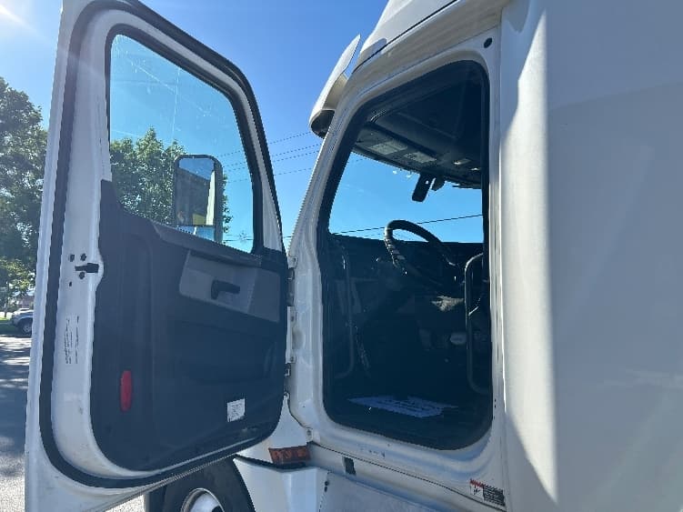2020 Freightliner Cascadia — photo 9