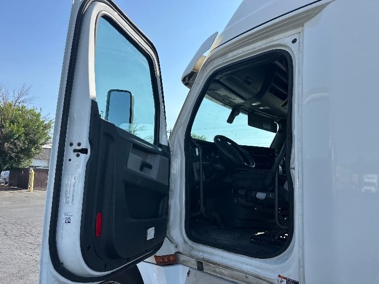 2020 Freightliner Cascadia — photo 9