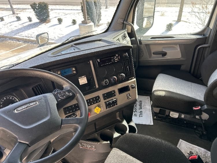 2020 Freightliner Cascadia — photo 10