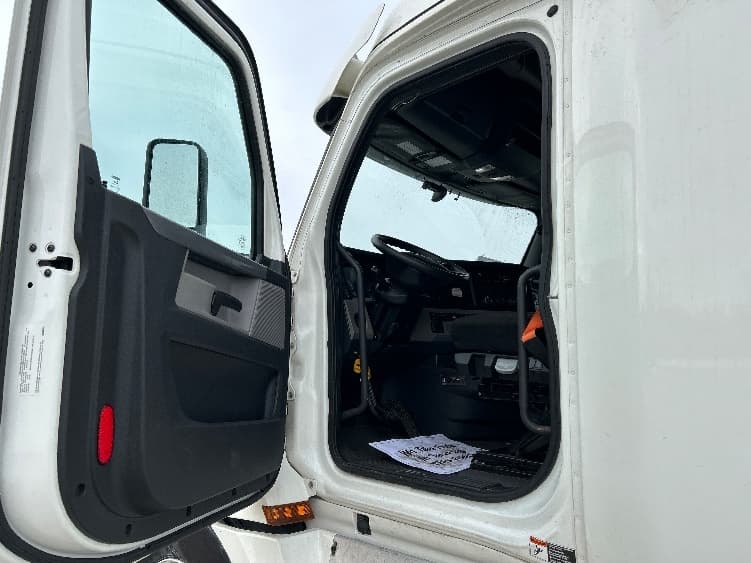 2020 Freightliner Cascadia — photo 9