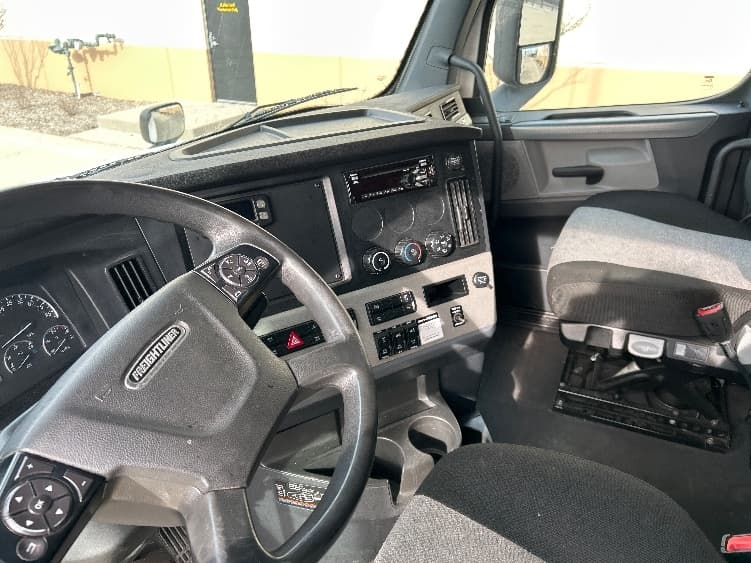 2020 Freightliner Cascadia — photo 10