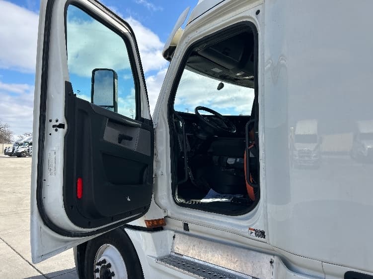 2020 Freightliner Cascadia — photo 9