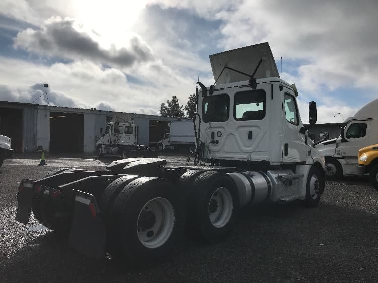 2020 Freightliner Cascadia — photo 7