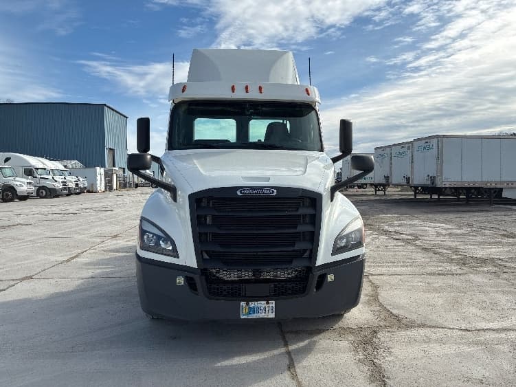 2020 Freightliner Cascadia — photo 2