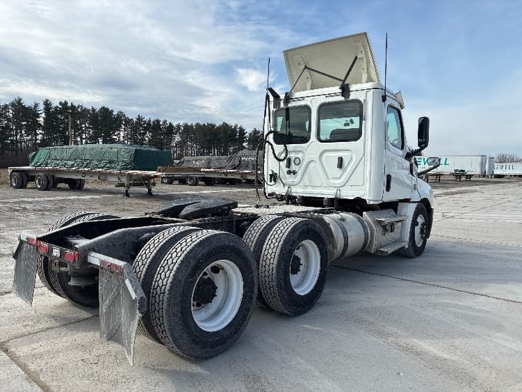 2020 Freightliner Cascadia — photo 7