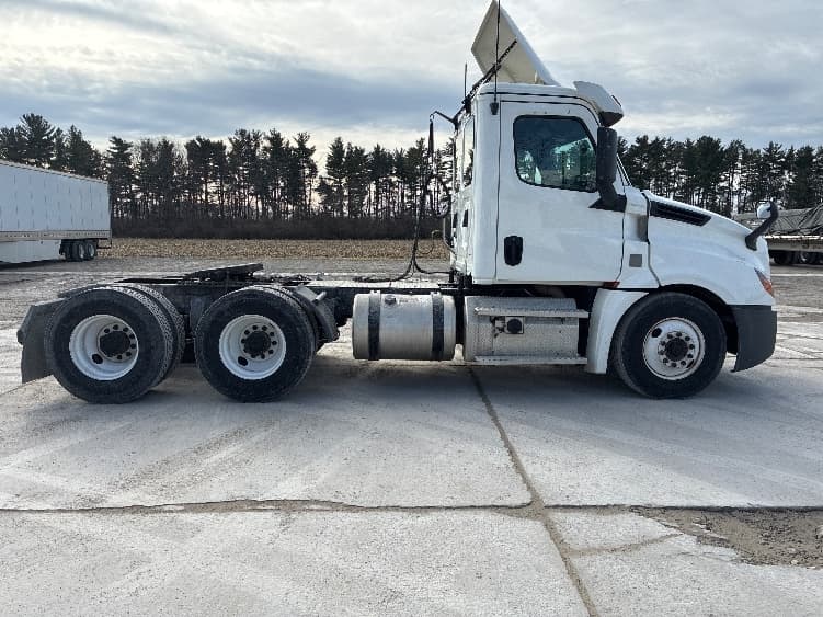 2020 Freightliner Cascadia — photo 8