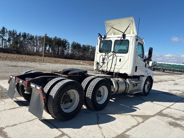 2020 Freightliner Cascadia — photo 7