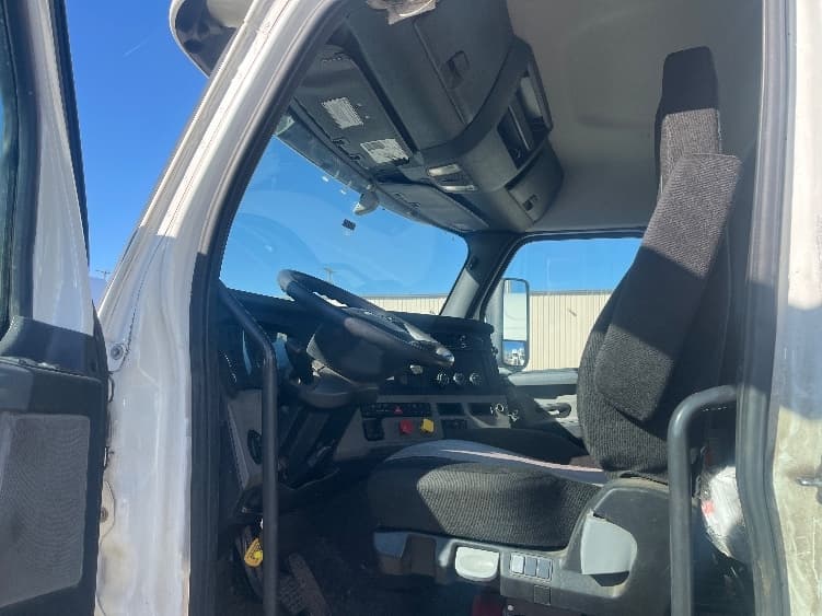 2020 Freightliner Cascadia — photo 9