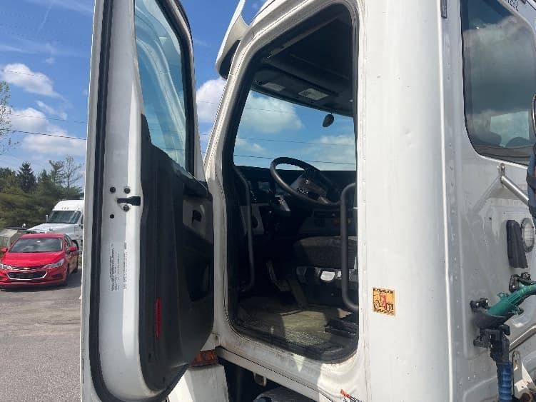 2020 Freightliner Cascadia — photo 9