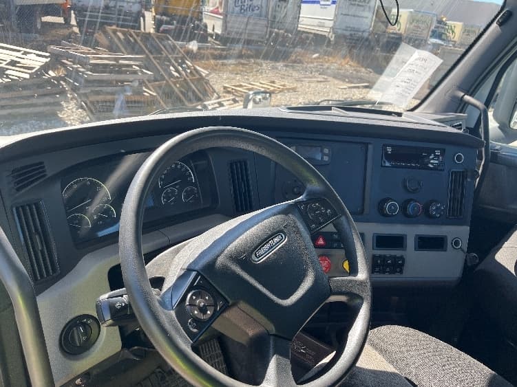 2020 Freightliner Cascadia — photo 10