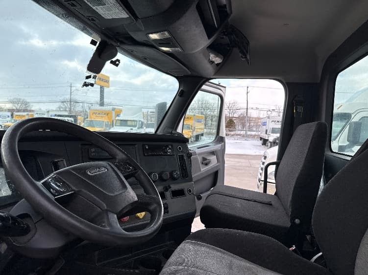 2020 Freightliner Cascadia — photo 10