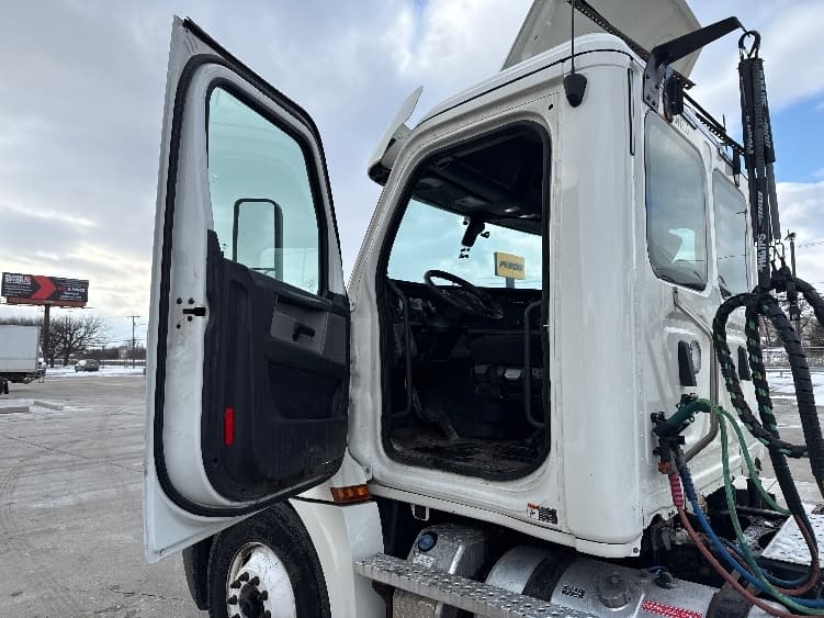 2020 Freightliner Cascadia — photo 9