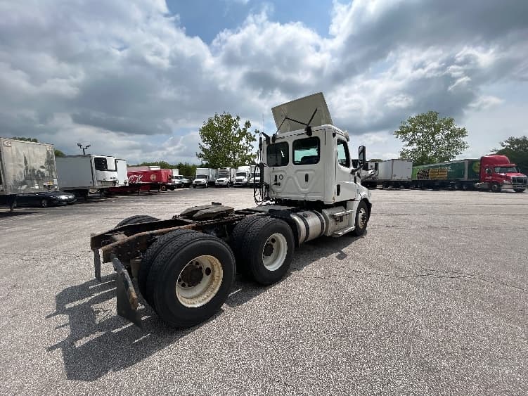 2020 Freightliner Cascadia — photo 7