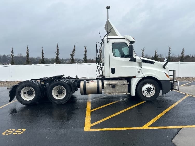 2020 Freightliner Cascadia — photo 6